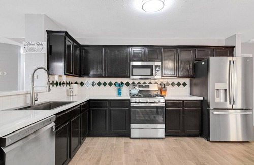 Austin House | Newly Remodeled Modern Pet-Friendly W/Google Fiber + Bars+Food+Nature Nearby