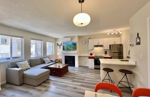 Harvie Heights House | Newly Reno 2 Story Townhouse, Split A/C, 8 guests