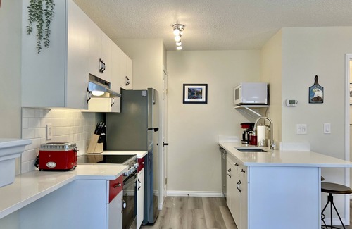 Harvie Heights House | Newly Reno 2 Story Townhouse, Split A/C, 8 guests