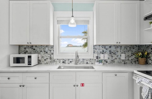 Holiday Beach House | NEWLY RENOVATED 2 Bedroom Beach House FREE PARKING