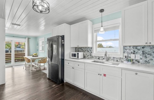 Holiday Beach House | NEWLY RENOVATED 2 Bedroom Beach House FREE PARKING