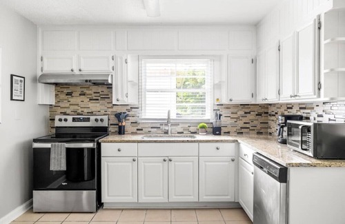 Church Street House | Newly Renovated 3/1 Near Downtown ATL and Airport