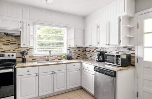 Church Street House | Newly Renovated 3/1 Near Downtown ATL and Airport