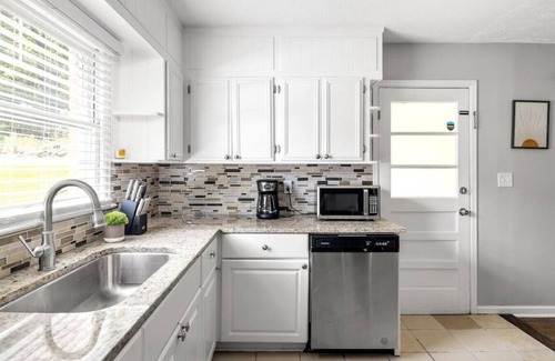 Church Street House | Newly Renovated 3/1 Near Downtown ATL and Airport