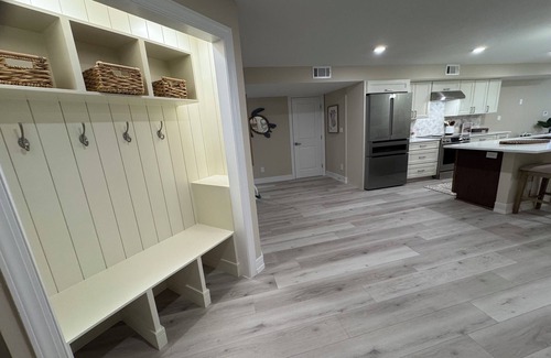 Park Shore Condo | Newly Renovated 3/2 west of 41 in Parkshore!