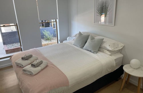 Yarrawonga House | Newly Renovated 4 bedroom, 3 bathroom House with Pool. Walk Everywhere
