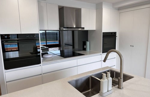 Yarrawonga House | Newly Renovated 4 bedroom, 3 bathroom House with Pool. Walk Everywhere