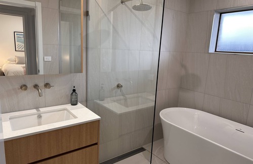 Yarrawonga House | Newly Renovated 4 bedroom, 3 bathroom House with Pool. Walk Everywhere
