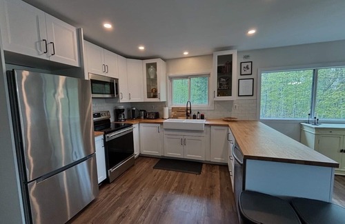 Whitestone Cottage | Newly Renovated 4 Bedroom Cottage on Shawanaga Lake