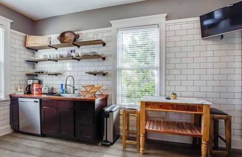 Bonnycastle House | Newly Renovated 4BR, 1-King, Gourmet Kitchen , Derby NULU EXPO, walk to shops, dining, nightlife w Fenced Yard & Playground