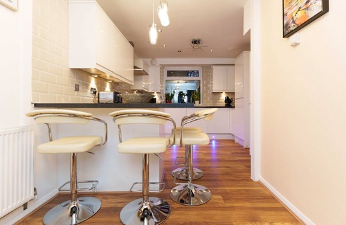 Chapeltown House | Newly renovated 6 bedroom house Sleeps 10 in Leeds