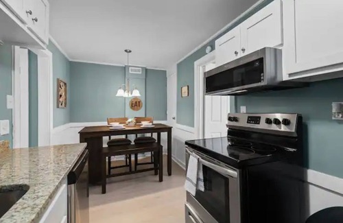 Fox Hill - Grandview House | Newly-Renovated Beach Bungalow-Walk to Beach