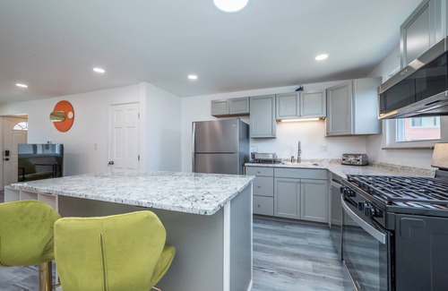 Carnegie Apartment | Newly Renovated Carnegie Melon