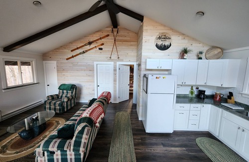Bartlett Apartment | Newly Renovated Charming 2-bedroom Hillside Chalet Apartment