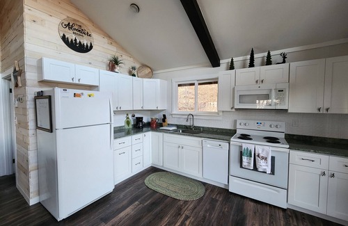 Bartlett Apartment | Newly Renovated Charming 2-bedroom Hillside Chalet Apartment