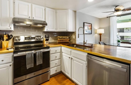 Kahaluu-Keauhou Condo | Newly Renovated Condo at White Sands Village #221, Steps From Magic Sands Beach!