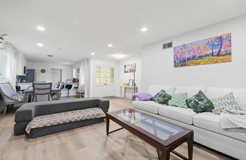 University City House | Newly Renovated Entire 4BR house and big backyard