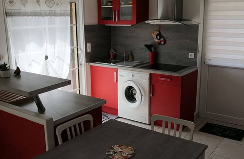 Les Eyzies Apartment | Newly renovated garden apartment, fitted kitchen, Italian shower