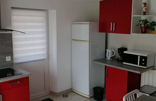 Les Eyzies Apartment | Newly renovated garden apartment, fitted kitchen, Italian shower