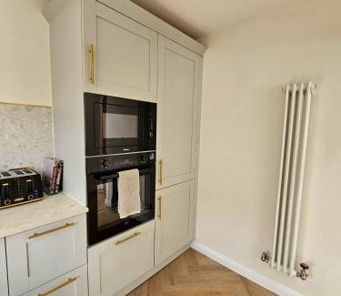 Glasgow House | Newly Renovated Gem - Free Parking & Modern Comfort