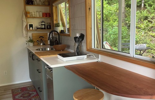 Roberts Creek Cabin | Newly renovated hilltop Cabin in Roberts Creek close to Gibsons and beach