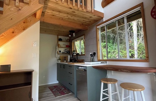 Roberts Creek Cabin | Newly renovated hilltop Cabin in Roberts Creek close to Gibsons and beach