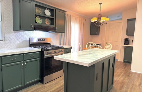 Milledgeville House | Newly renovated home on Lake Sinclair– Lakeside Hot Tub, Watersports, & Fishing