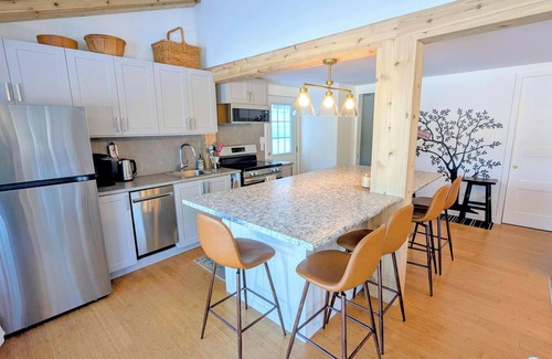 Gravenhurst Cottage | Newly Renovated Lakefront Cottage in Muskoka | Fast WiFi | Sleeps 8