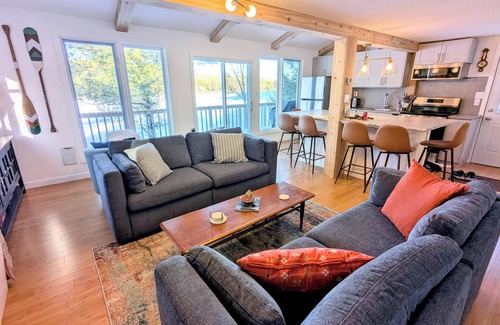 Gravenhurst Cottage | Newly Renovated Lakefront Cottage in Muskoka | Fast WiFi | Sleeps 8