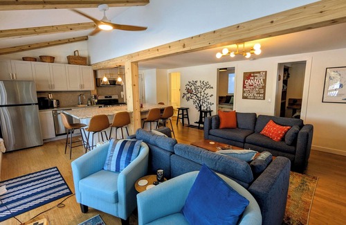 Gravenhurst Cottage | Newly Renovated Lakefront Cottage in Muskoka | Fast WiFi | Sleeps 8