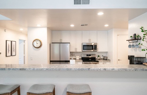 Fox Crossing House | NEWLY RENOVATED Light and bright waterfront townhome in Chandler.
