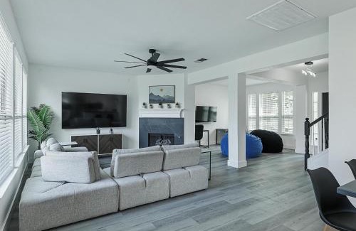The Colony House | Newly Renovated Luxury 5BR Spacious, Stylish, Family-Ready
