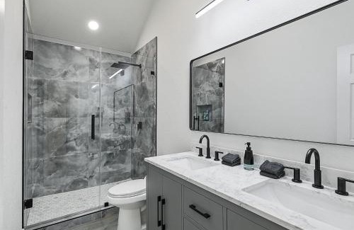 The Colony House | Newly Renovated Luxury 5BR Spacious, Stylish, Family-Ready