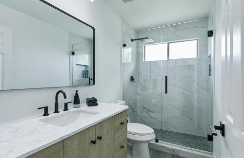 The Colony House | Newly Renovated Luxury 5BR Spacious, Stylish, Family-Ready