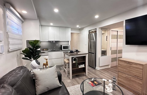 Aurora House | Newly Renovated! Modern & Cozy Aurora Secondary Unit