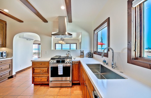 Mission Beach Villa | Newly Renovated Oceanfront 8BD/2 Houses w/AC, Hot Tub, Firepit, & Huge Rooftop Deck!