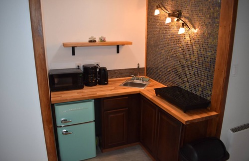 Greentown Apartment | Newly Renovated Studio with Kitchenette - Located at the Heart of Promised Land