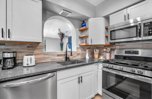 Beachway Estates House | Newly Renovated - Sunny Family Haven in Pompano