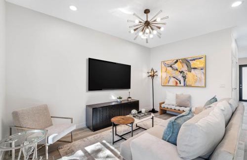 University House | Newly Renovated Tampa Townhouse Prime Location