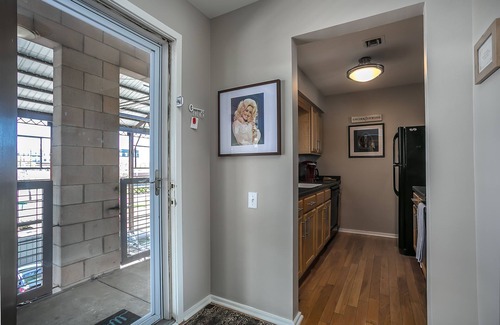 North Capitol Condo | Newly Renovated, Top Floor Quiet Cozy Riverfront Condo with Free Parking