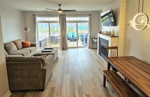 New Buffalo Apartment | Newly Renovated Townhome located in town - walk to beach, train, & restaurants!