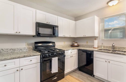 Woodstock House | Newly Renovated Townhome/Walking Distance to DT