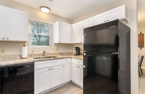 Woodstock House | Newly Renovated Townhome/Walking Distance to DT