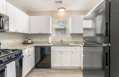 Woodstock House | Newly Renovated Townhome/Walking Distance to DT