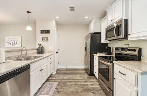 Perry House | Newly renovated townhome 11 min from GA National Fair Grounds!