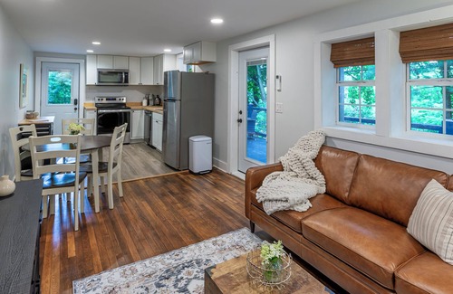 West Jefferson Cottage | Newly renovated cottage, 5 min walk to town, dogs OK, fire pit, hot tub, wi-fi