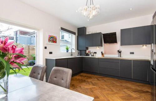 Southwick House | Newly renovated Victorian house with free parking