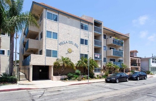 Hermosa Beach Condo | Newly updated beach studio steps to the beach