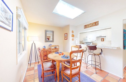 Northeast Santa Fe Apartment | Newly Updated El Matador Condo with Library & Fireplace | Walk to the Plaza