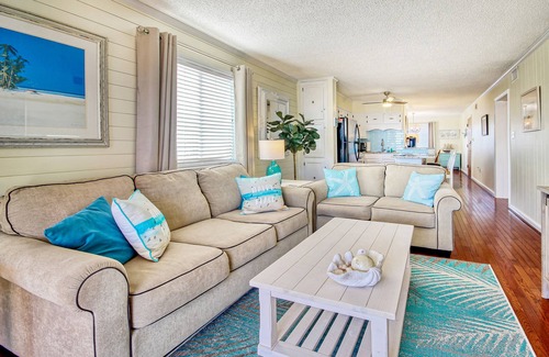 Holden Beach Condo | Newly-updated luxury beach condo with ocean views, balcony, & beach access